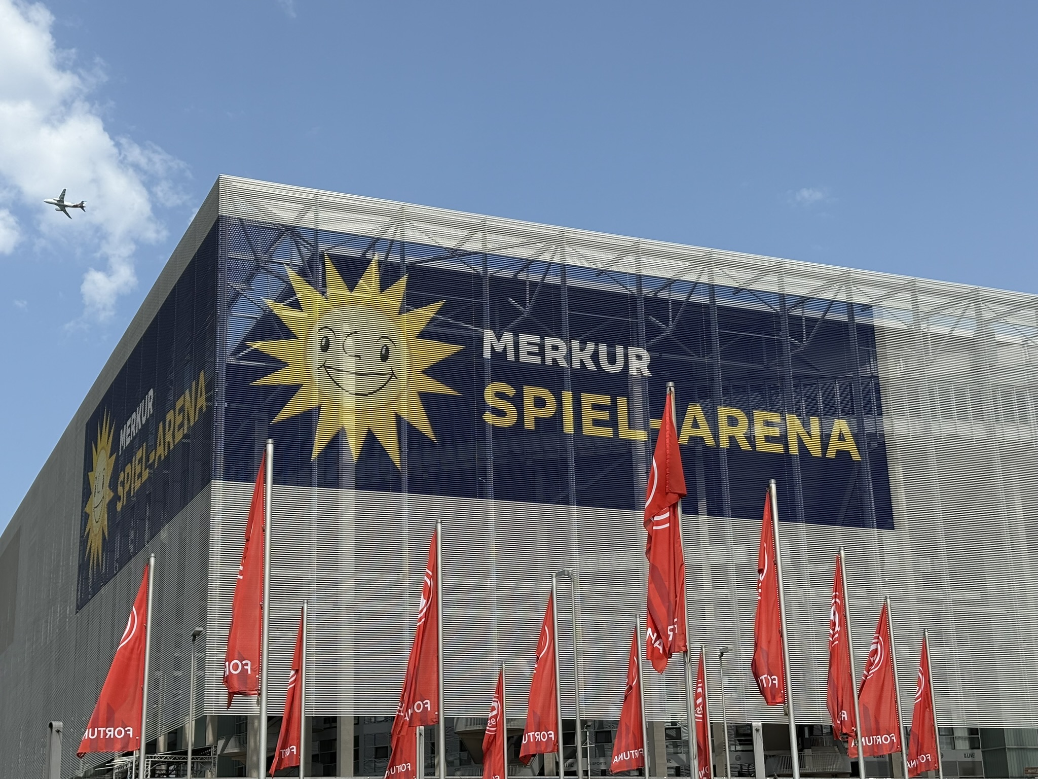 Stadion_Außenansicht_mit Flugzeug